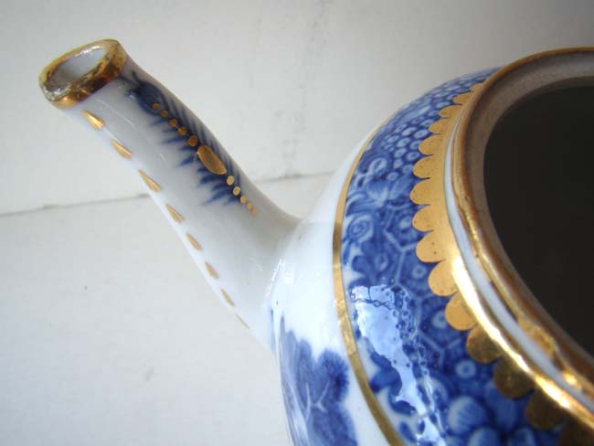 A fine 18th century British blue transfer printed teapot in the Chinese taste with gilt decoration circa 1785  — image 3